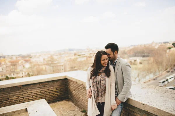 Ευτυχισμένο ζευγάρι στη Ρώμη — Φωτογραφία Αρχείου