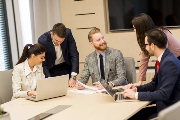 Gente de negocios en una reunión en la oficina — Foto de Stock