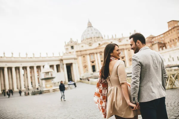 Ζευγάρι περπάτημα στο Βατικανό — Φωτογραφία Αρχείου