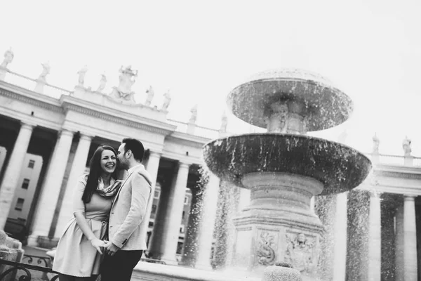 Pareja caminando en el Vaticano —  Fotos de Stock