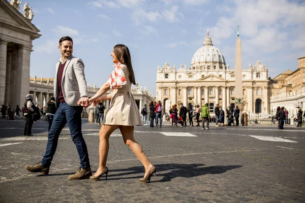 Couple marchant au Vatican — Photo