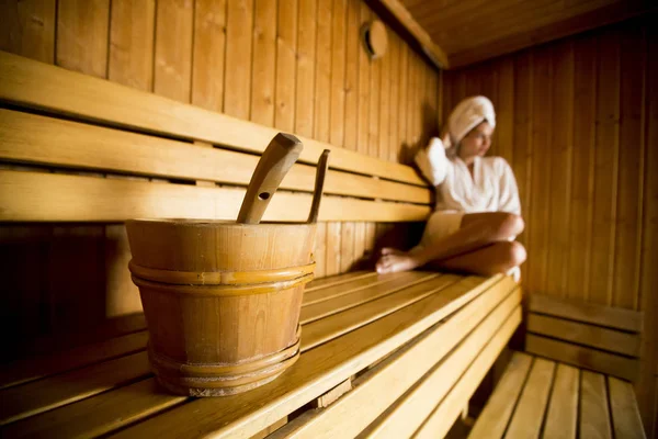 Mujer relajándose en la sauna — Foto de Stock