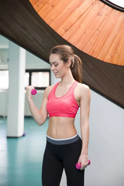 Exercícios de mulher no estúdio de fitness — Fotografia de Stock