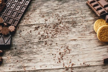 Çikolata ve bisküvi masada