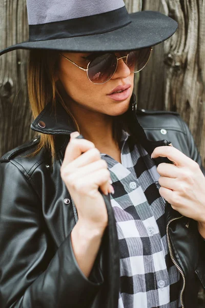Attraktiv ung kvinna med solglasögon — Stockfoto