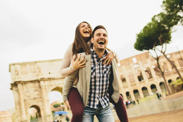 Paar tegenover het Colosseum — Stockfoto