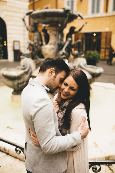 Šťastný pár v Římě — Stock fotografie