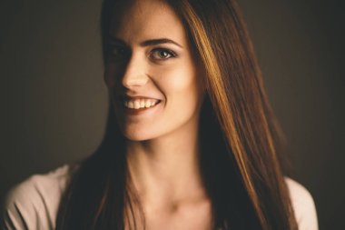 Güzel genç kadın portresi