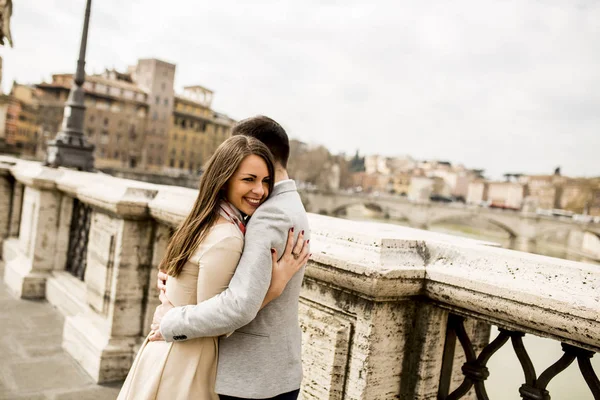 Ευτυχισμένο ζευγάρι από το Castel Sant'Angelo — Φωτογραφία Αρχείου
