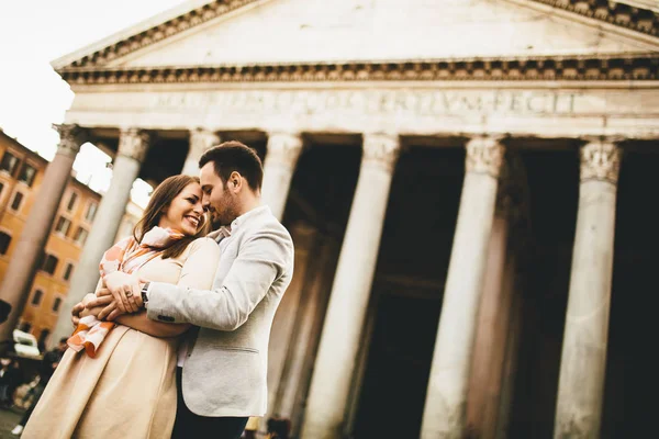 Ευτυχισμένο ζευγάρι στη Ρώμη από τον Πάνθεον — Φωτογραφία Αρχείου