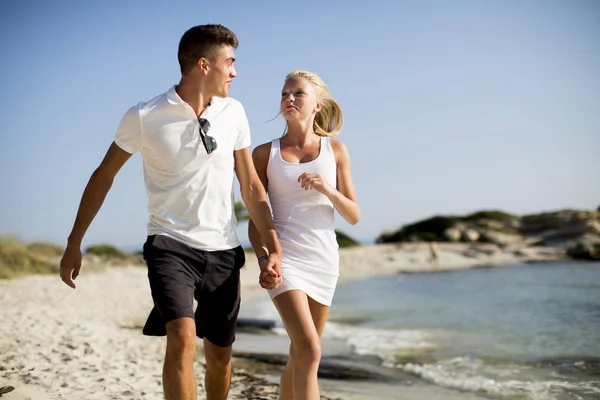 Любящая пара прогуливаясь по пляжу — стоковое фото