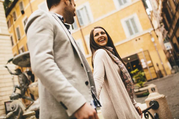 Casal amoroso em Roma — Fotografia de Stock