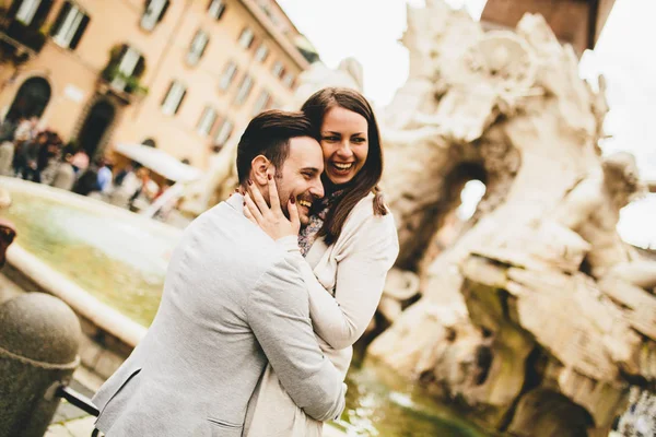 Casal amoroso se divertindo em Roma — Fotografia de Stock