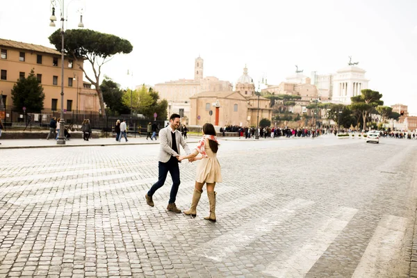 Casual young couple in Rome — Stock Photo, Image