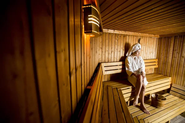 Mujer relajándose en la sauna — Foto de Stock