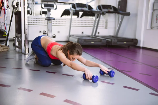 Jeune femme faisant push-ups — Photo