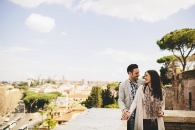 Roma'da sevecen Çift