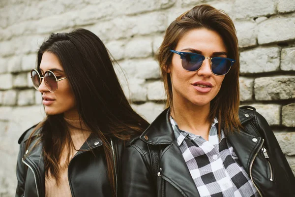 Duas jovens mulheres bonitas com óculos de sol — Fotografia de Stock