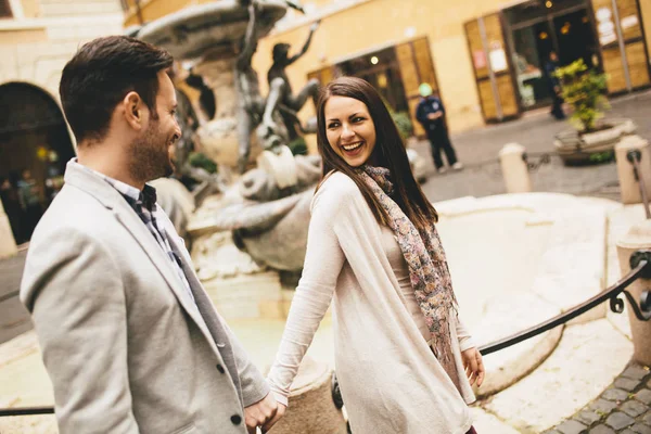 Verliefde paar in Rome — Stockfoto
