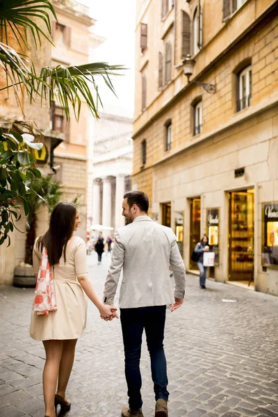 Kjærlig par i Roma. – stockfoto