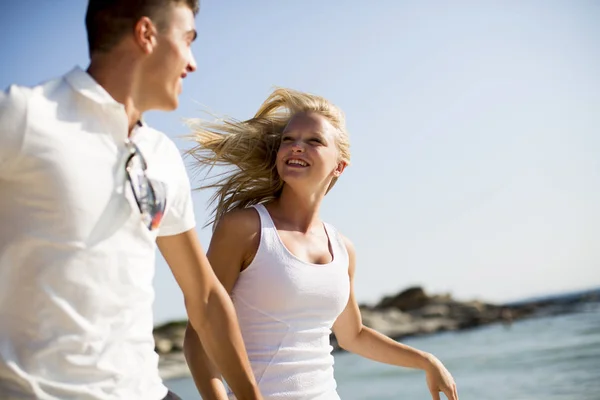 Loving couple walking on the beach — Stock Photo, Image