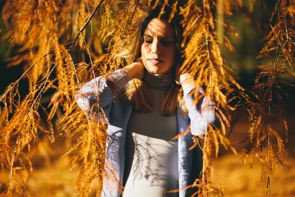 Mulher grávida posando no parque — Fotografia de Stock