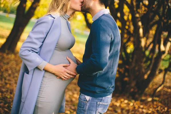 Casal feliz no parque de outono — Fotografia de Stock