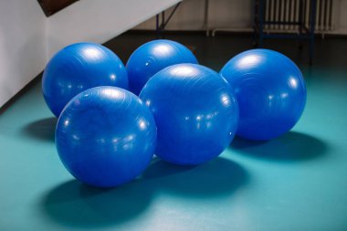 Spor salonunda Pilates topu