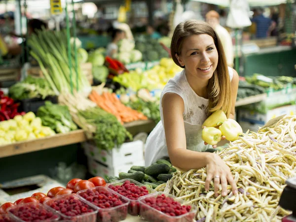 Donna che compra verdure al mercato — Foto Stock