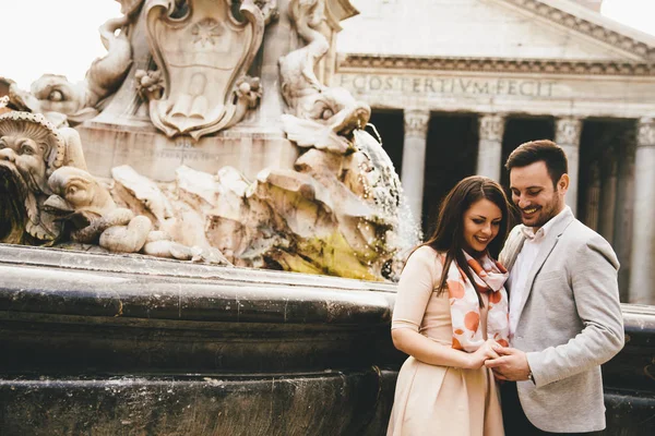 Pareja feliz en Roma por Pantheon —  Fotos de Stock