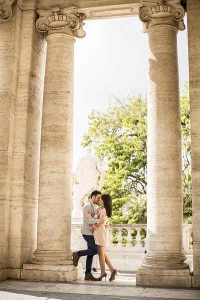 Casal amoroso em Roma — Fotografia de Stock