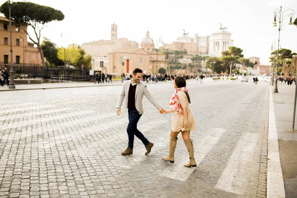 Pareja cariñosa en Roma — Foto de Stock