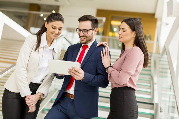 Hombres y mujeres de negocios en el cargo — Foto de Stock