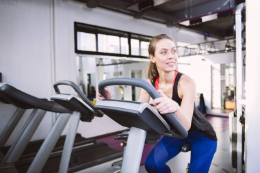 Spor salonunda egzersiz yapan bir kadın.