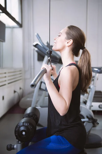 Kvinnlig träning i gymmet — Stockfoto