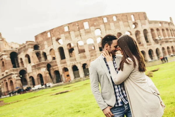 Colosseum önünde Çift — Stok fotoğraf