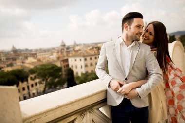 Roma'da sevecen Çift