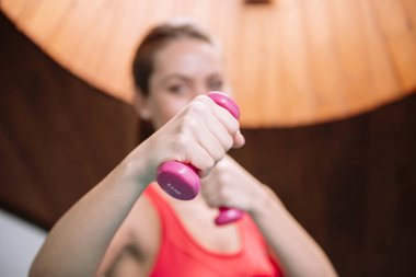 Spor salonunda egzersiz yapan bir kadın.