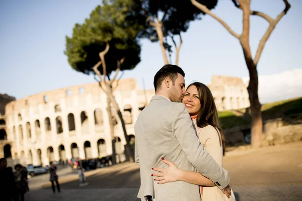 Colosseum önünde Çift