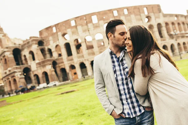 Par framför Colosseum — Stockfoto