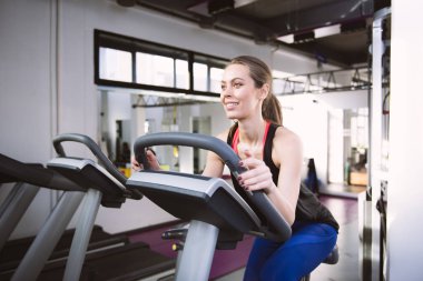 Spor salonunda egzersiz yapan bir kadın.