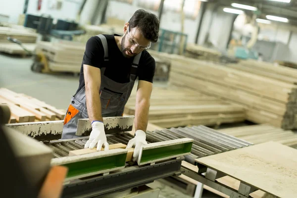 Uomo che lavora nella fabbrica di legname — Foto Stock
