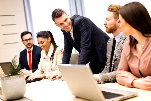 Gente de negocios en una reunión en la oficina — Foto de Stock