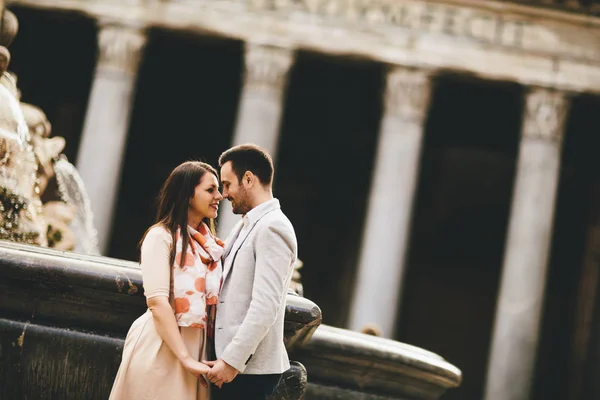 Boldog pár Rómában a Pantheon — Stock Fotó