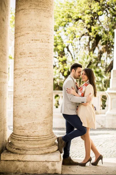 Ζευγάρι ερωτευμένων στη Ρώμη — Φωτογραφία Αρχείου