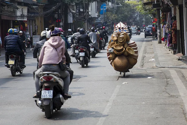 Gente en una calle de Hanoi —  Fotos de Stock