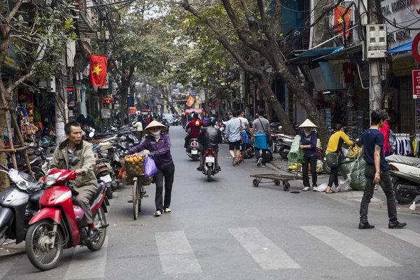 Människor på en gata i Hanoi — Stockfoto