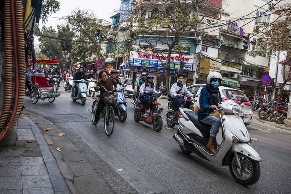 Människor på en gata i Hanoi — Stockfoto