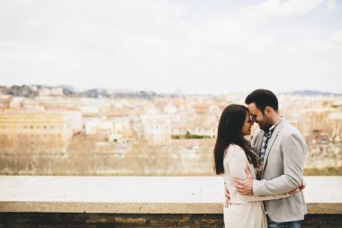 Roma'da sevecen Çift