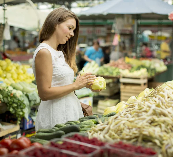 Mujer comprando verduras en el mercado — Foto de Stock